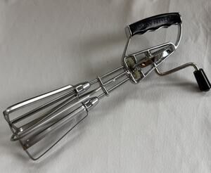 Vintage Hand Mixer Egg Beater Kitchen Whisk Bakelite - Maynard Type Black